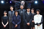 左上から時計回りに佐藤信介監督、船越英一郎、川栄李奈、菅田将暉、東出昌大、池松壮亮、戸田恵梨香。