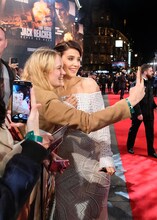 「ジャック・リーチャー NEVER GO BACK」ロンドンプレミアにて、ファンサービスに応じるコビー・スマルダーズ（中央）。