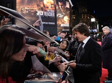 「ジャック・リーチャー NEVER GO BACK」ロンドンプレミアにて、ファンサービスを行うトム・クルーズ。