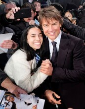 「ジャック・リーチャー NEVER GO BACK」ロンドンプレミアにて、ファンサービスを行うトム・クルーズ。