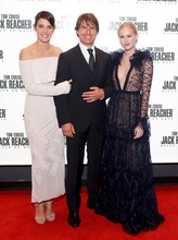 左からコビー・スマルダーズ　、トム・クルーズ、ダニカ・ヤロシュ。