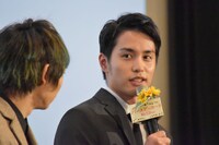 左から綾野剛、山田孝之。