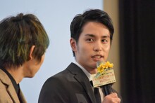 左から綾野剛、山田孝之。