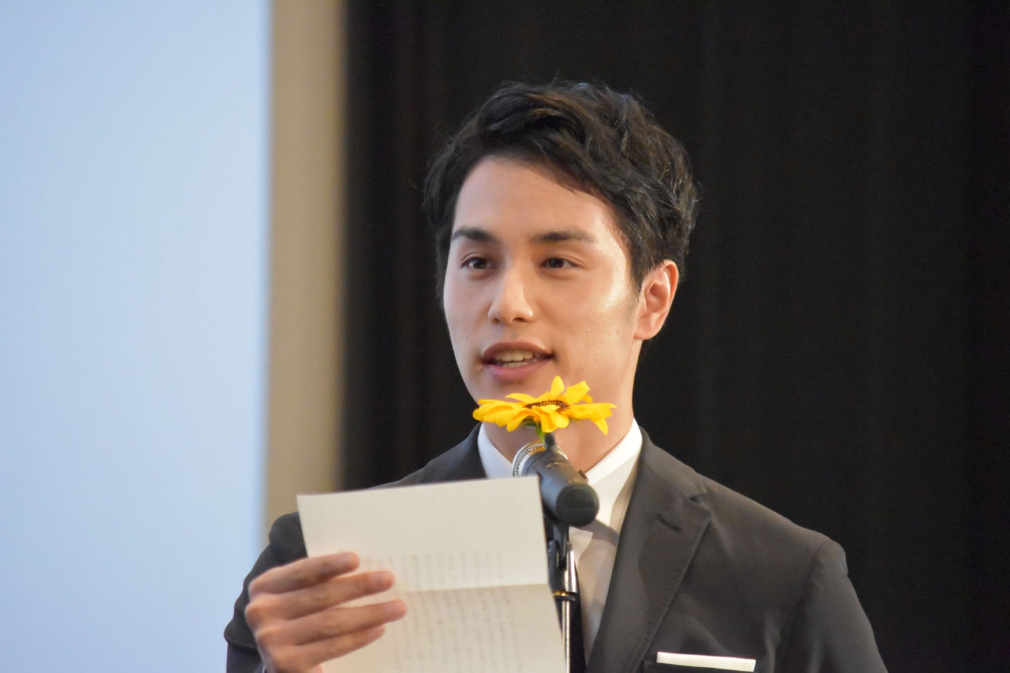 なぜか舞台上で握手する安藤政信（左）と綾野剛（右）。