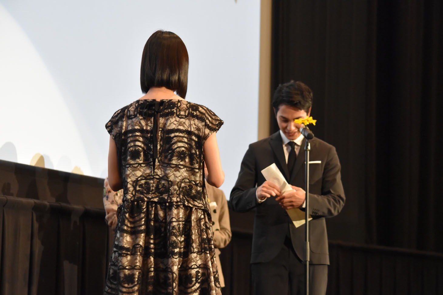 橋本愛（手前）への手紙を読む中村蒼（奥）。