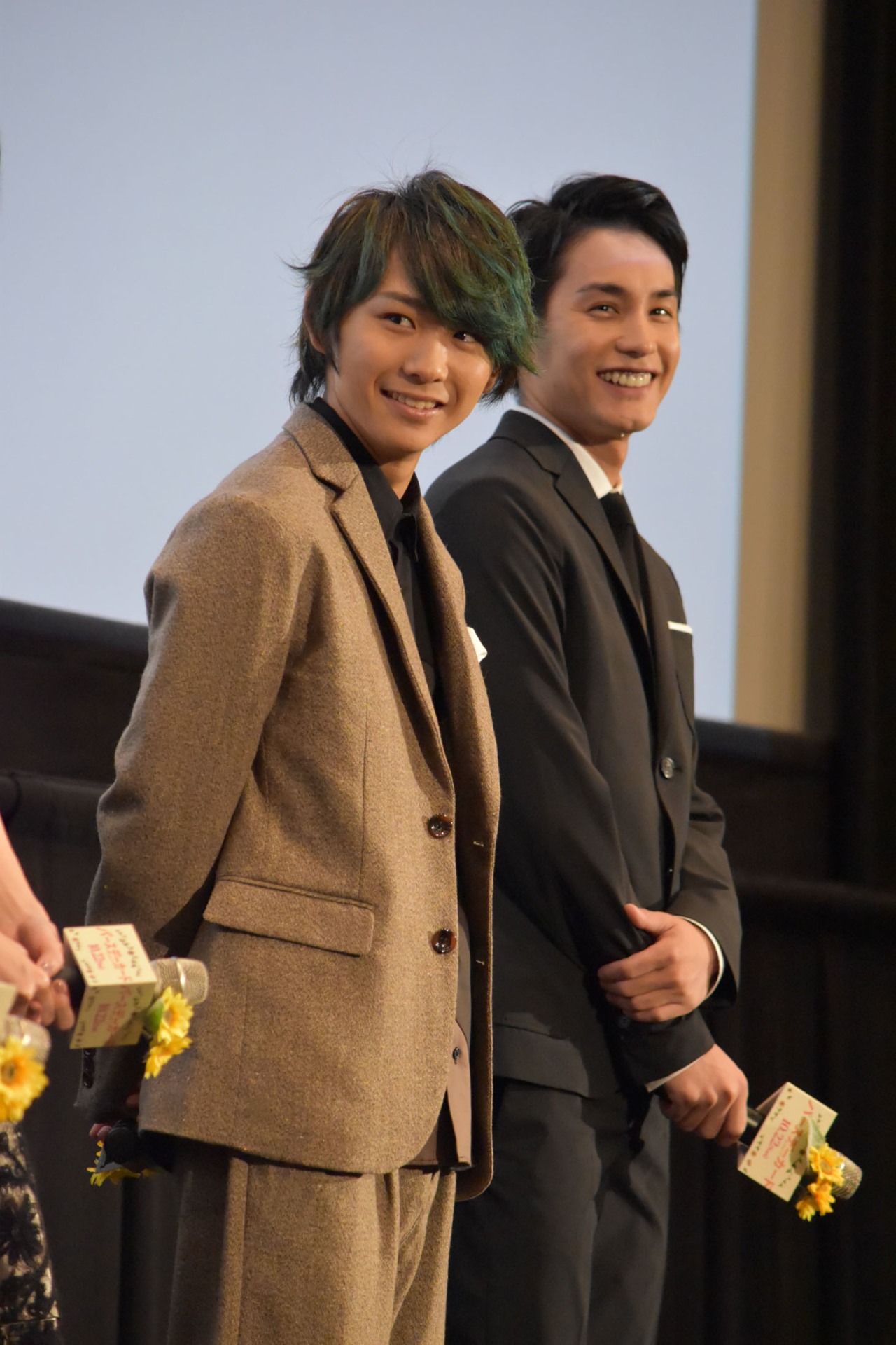 手前から須賀健太、中村蒼。