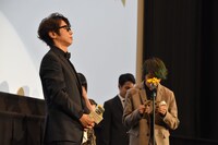 ユースケ・サンタマリア（手前）へ手紙読む須賀健太（奥）。