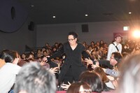 客席を通って登場したやべきょうすけ。