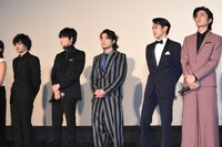 左から安藤政信、綾野剛、山田孝之、永山絢斗、間宮祥太朗。