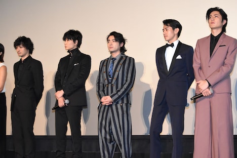 左から安藤政信、綾野剛、山田孝之、永山絢斗、間宮祥太朗。