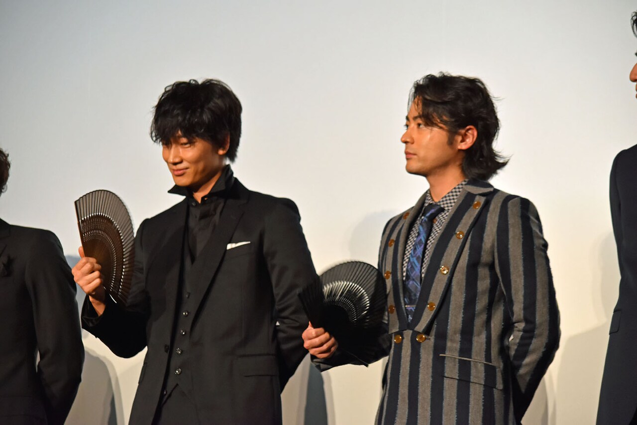何も言わずに突然扇子を取り出し、仰ぎ始めた綾野剛（左）と山田