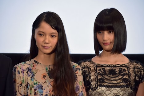 左から宮崎あおい、橋本愛。