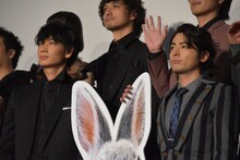 左から綾野剛、山田孝之。