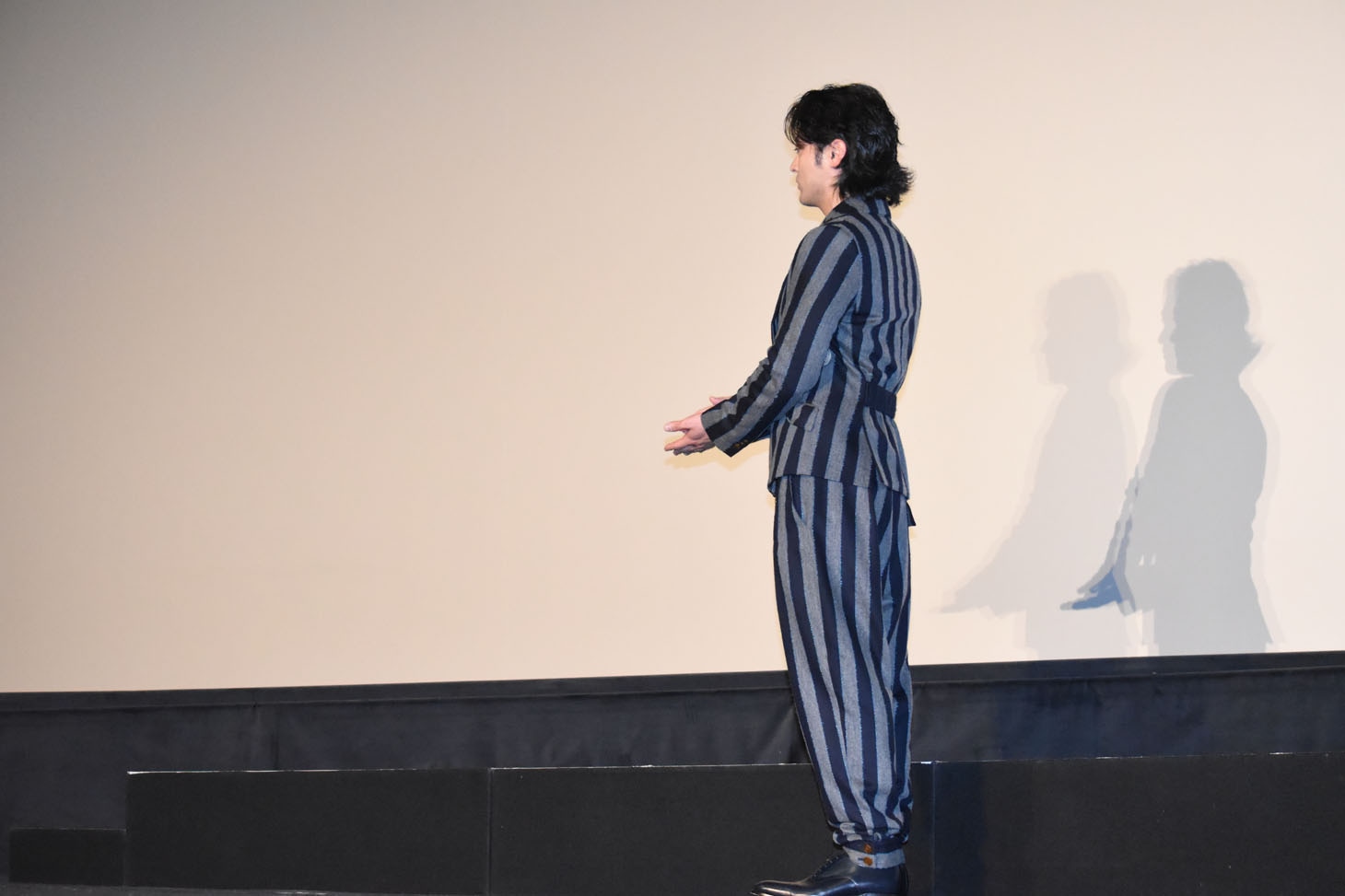 1人ステージに残った山田孝之。