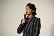 1人ステージに残り、ファンへ挨拶する山田孝之。