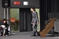 最後にステージを降り、深いお辞儀をした山田孝之。