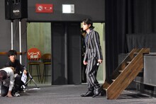 最後にステージを降り、深いお辞儀をした山田孝之。