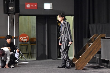 最後にステージを降り、深いお辞儀をした山田孝之。