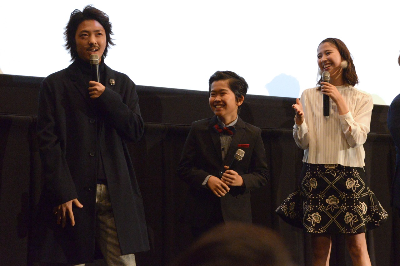 左から若葉竜也、鈴木福、玉井詩織（ももいろクローバーZ）。