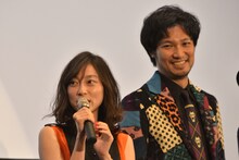 左から小橋めぐみ、青木崇高。