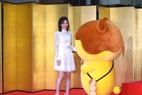 ポテくまくんと触れ合う渡辺麻友（AKB48）。