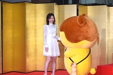 ポテくまくんと触れ合う渡辺麻友（AKB48）。