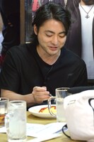 オムライスを食べる山田孝之。