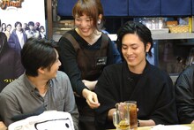 “バイトくん”（中央）に飲み物を注文する崎本大海（左）と間宮祥太朗（右）。