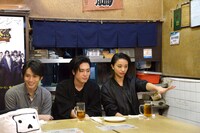 視聴者からのコメントが映る画面を見て盛り上がる崎本大海（左）、間宮祥太朗（中央）、高橋メアリージュン（右）。