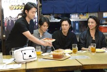 オムライスにソースをかける山田孝之（左）。