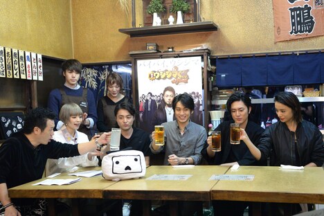 乾杯する「闇金ウシジマくん ザ・ファイナル」出演者たち。