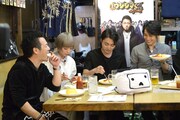 オムライスを食べる「闇金ウシジマくん ザ・ファイナル」出演者たち。