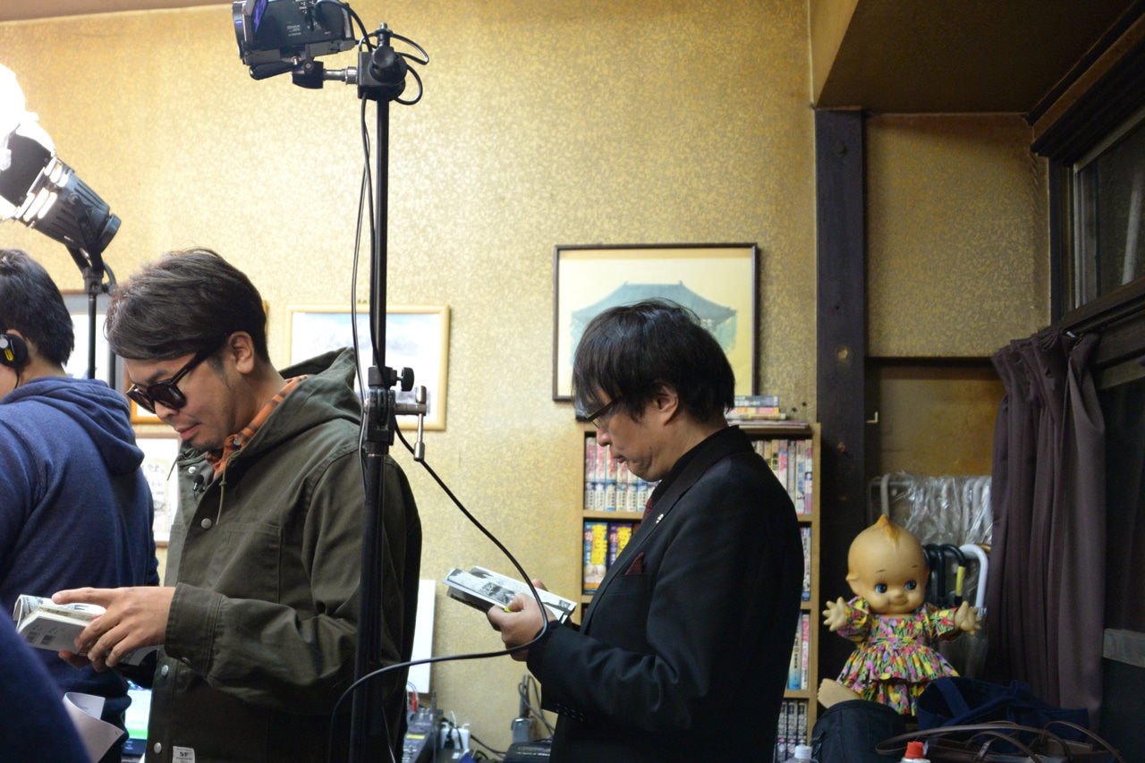 いきなり店内に登場した、原作者の真鍋昌平（左）と監督の山口雅俊（右）。