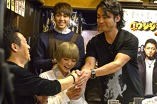 握手を交わす山田孝之（右）とやべきょうすけ（左）。