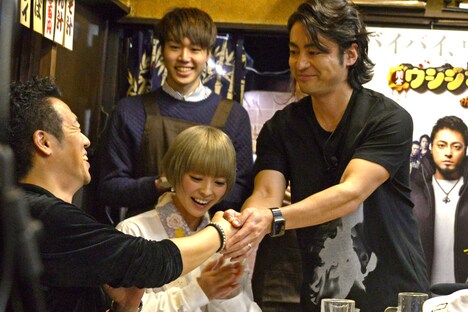 握手を交わす山田孝之（右）とやべきょうすけ（左）。