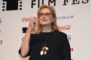 報道陣に投げキッスを贈るメリル・ストリープ。