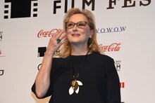 報道陣に投げキッスを贈るメリル・ストリープ。