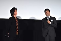 左から藤原竜也、松山ケンイチ。