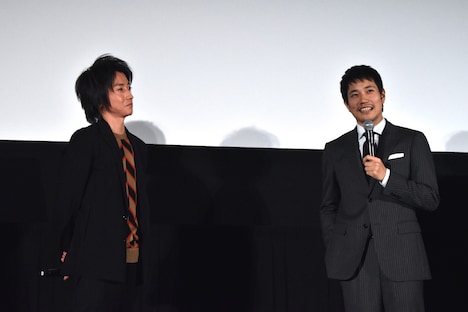 左から藤原竜也、松山ケンイチ。