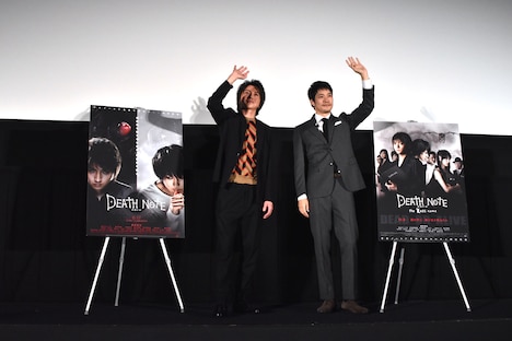 カメラに向かって手を振る藤原竜也(左)と松山ケンイチ(右)。