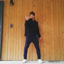 棚橋弘至がInstagramにアップした、仮面ライダーエグゼイドの変身ポーズ。
