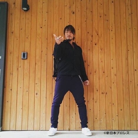 棚橋弘至がInstagramにアップした、仮面ライダーエグゼイドの変身ポーズ。