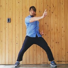 棚橋弘至がInstagramにアップした、仮面ライダークウガの変身ポーズ。