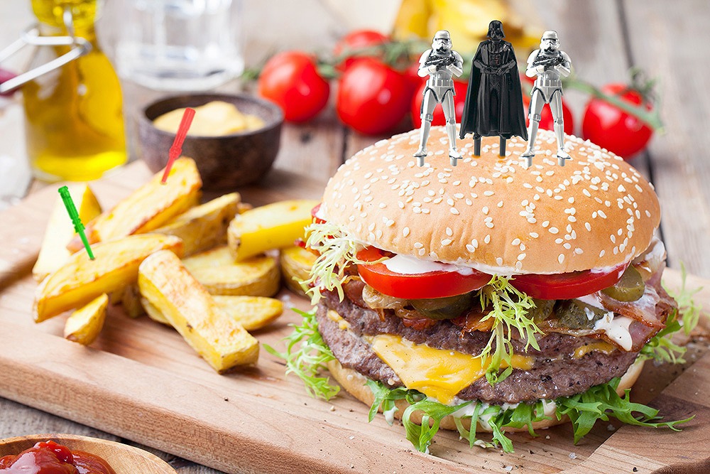 「フードピックセット ライトセーバー / 帝国軍」の使用イメージ。(c) & TM Lucasfilm Ltd.
