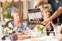 「92歳のパリジェンヌ」メイキング写真。左からマルト・ヴィラロンガ、サンドリーヌ・ボネール。