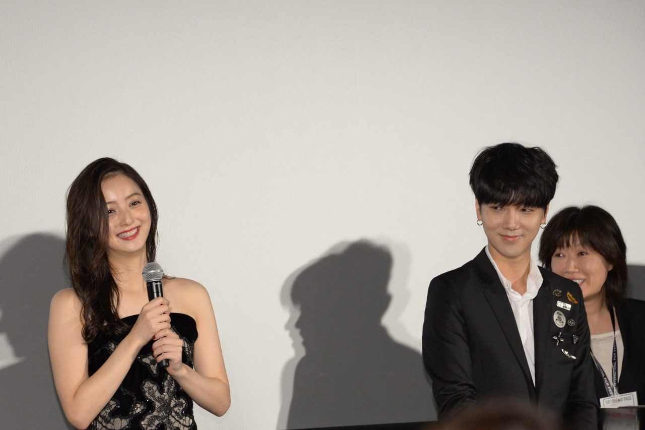 佐々木希（左）に対抗し、シャツのボタンを外したイェソン（右）。