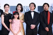 左から真広佳奈、篠川桃音、筒井真理子、深田晃司、太賀。