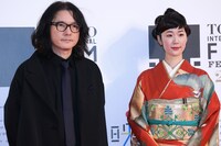 左から岩井俊二、黒木華。