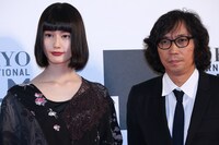 左から橋本愛、行定勲。