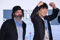 左からジム・オルーク、松江哲明。